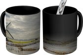 Magische Mok - Foto op Warmte Mok - Winters landschap met een windmolen aan het water - 350 ML