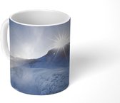 Mok - De zon schijnt net boven de bergen over de Gullfoss waterval heen - 350 ML - Beker