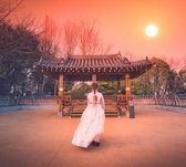 Femme en tenue traditionnelle lors d'un coucher de soleil à Séoul, - Papier peint photo (en ruelles) - 350 x 260 cm