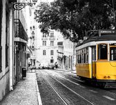 Toeristische tram door de oude straten van Lissabon - Fotobehang (in banen) - 250 x 260 cm