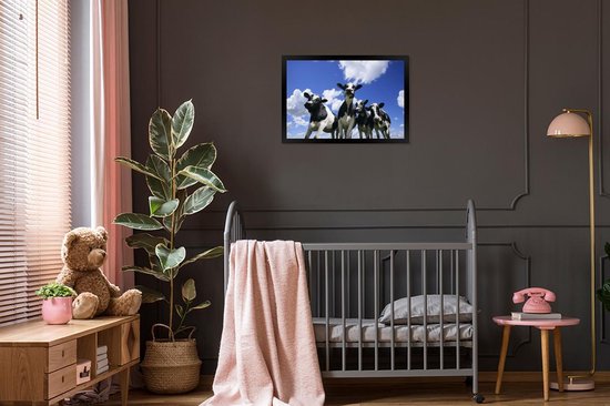 Cadre photo - Quatre vaches frisonnes sous un ciel nuageux Cadre photo noir 60x40 cm - Affiche sous cadre (Décoration murale salon / chambre)