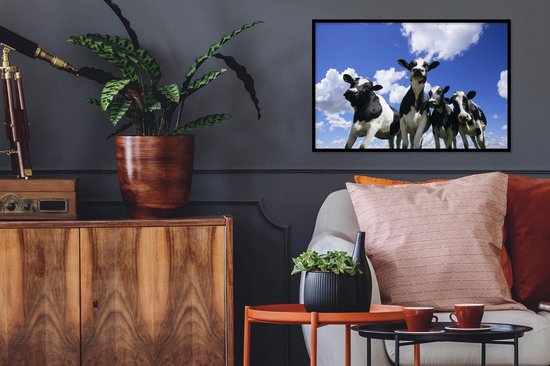 Cadre photo - Quatre vaches frisonnes sous un ciel nuageux Cadre photo noir 60x40 cm - Affiche sous cadre (Décoration murale salon / chambre)