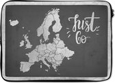 Laptophoes 14 inch - Vintage Europakaart met de tekst "Just go" - zwart wit - Laptop sleeve - Binnenmaat 34x23,5 cm - Zwarte achterkant