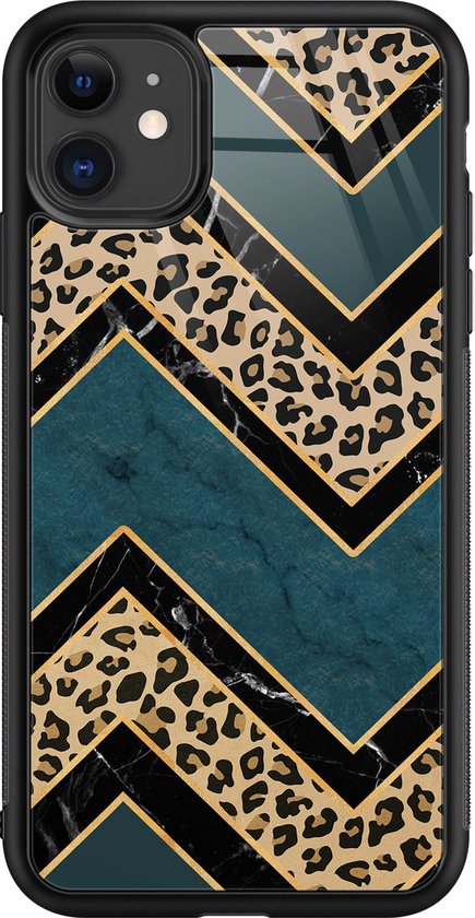 Coque iPhone 11 avec imprimé léopard, motif en zigzag noir, or et vert.