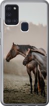 Geschikt voor Samsung Galaxy A21s hoesje - Paarden - Mist - Weide - Siliconen Telefoonhoesje