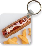Sleutelhanger - Uitdeelcadeautjes - Zalige frikandel speciaal met patat op een wit bord - Plastic