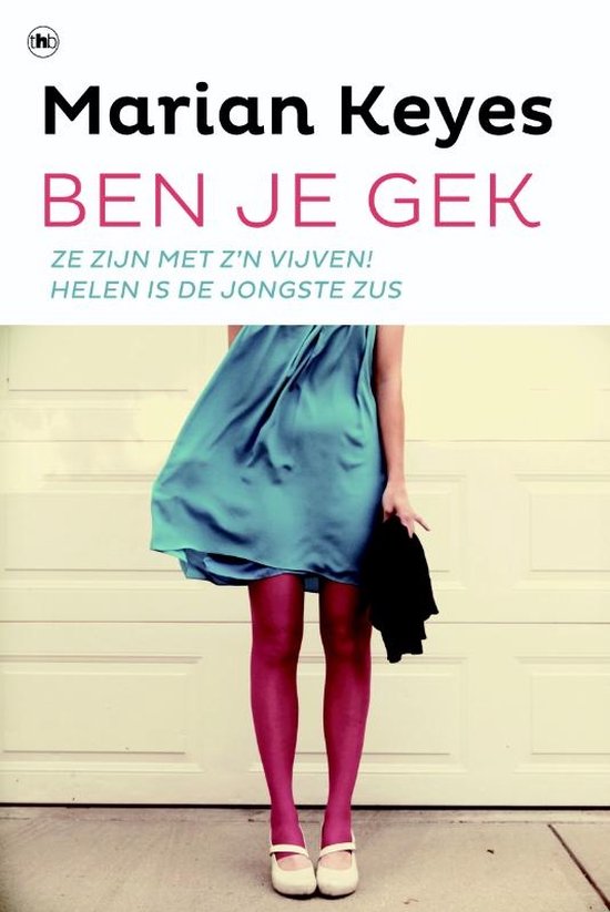 Een vrouw in een blauwe jurk en roze panty's houdt een zwarte jas vast. Titel 'BEN JE GEK'.