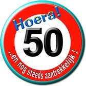 Paperdreams Button 50 jaar - verkeersbord - 5,5 cm - 50e verjaardag - Sarah/Abraham accessoires - feestartikelen