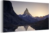 Wanddecoratie Metaal - Aluminium Schilderij Industrieel - De Matterhorn en de Riffelsee bij zonsopkomst in Zwitserland - 40x20 cm - Dibond - Foto op aluminium - Industriële muurdecoratie - Voor de woonkamer/slaapkamer