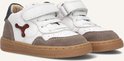 Paar witte leren babysneakers met bruine suède, blauwe hiel en rode Y-inzet. 'SHOESME' op de zool.