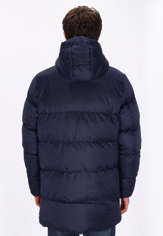 Achterkant van man in donkerblauwe gewatteerde parka met capuchon en horizontale quilting.