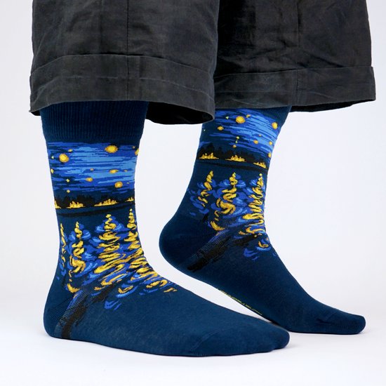 Donkerblauwe sokken met "Sterrennacht" van Van Gogh, gele sterren en bomen.