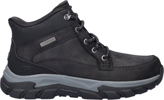 Zwarte, waterdichte Skechers veterboot met grijze zool, Goodyear zool en "WATERPROOF" logo.
