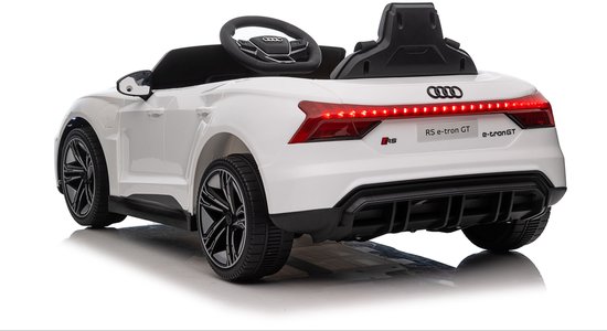 Witte Audi RS e-tron GT kinderauto, achterkant met rode LED-strip en 'e-tron GT' logo.