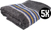Gevouwen grijze deken met horizontale blauwe, gele en witte banen, met een '5x' cirkel overlay.