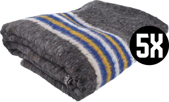 Gevouwen grijze deken met horizontale blauwe, gele en witte banen, met een '5x' cirkel overlay.