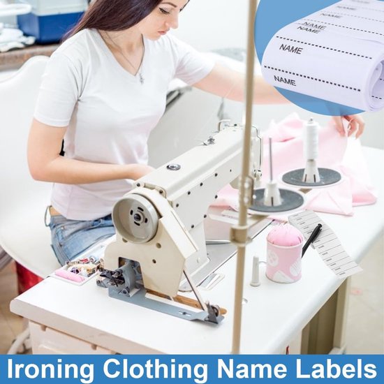 Een vrouw naait met een naaimachine. Op tafel liggen een rol met naamlabels, een pen en een speldkussen. De tekst "Ironing Clothing Name Labels" is zichtbaar.