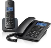 Zwarte Motorola C4201 draadloze telefoon op lader en bedrade telefoon, in een studio-opname.