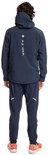 Man in marineblauwe softshell jas en joggingbroek, achterkant met Japanse tekst.