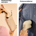 Links, iemand hangt Braun kledingstomer in hittebestendige zak. Rechts, kledingstomer op blauw shirt.