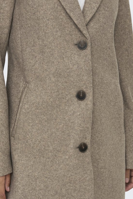 Detail van een bruine wollen jas met drie knopen en een zak.