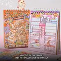 Openklapbaar stickerboek met illustraties van capybara's in een winkelomgeving. Oranje en roze tinten. Rechts een illustratie van een winkelinterieur met schappen.