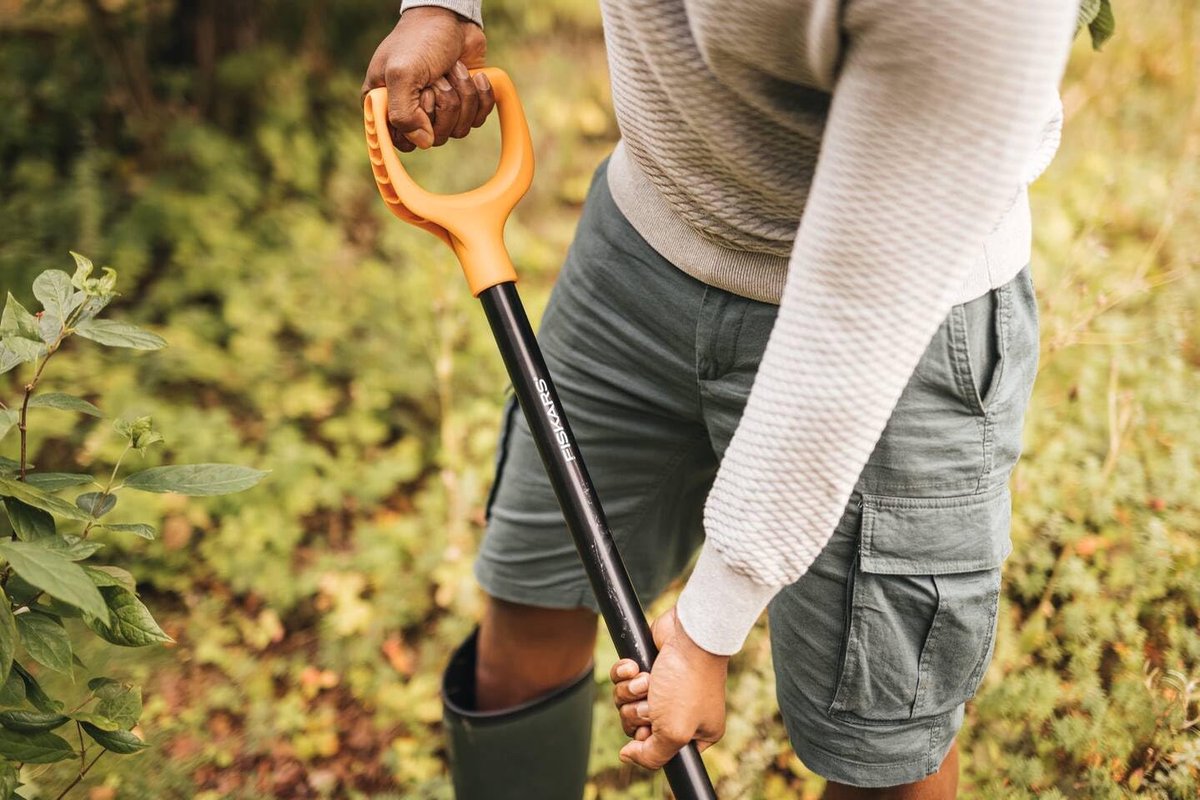 Fiskars Bêche largeur de travail 180 mm poignée en D