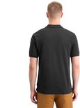 Achterkant van een man in een zwarte poloshirt met korte mouwen.