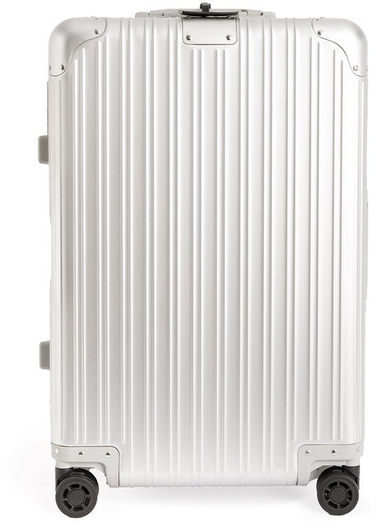 Zilveren koffer met verticale ribbels en zwarte wielen.