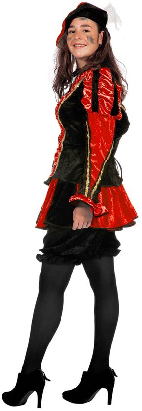 Een jongedame in een zwart met rood Pietenkostuum, met opgestikte rode pofmouwen en kraag.