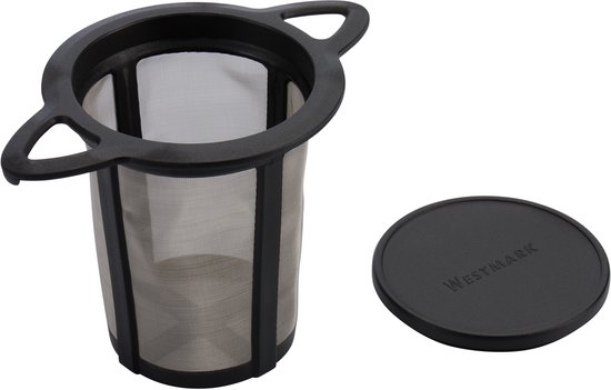 Een zwarte theefilter met deksel op een witte achtergrond.