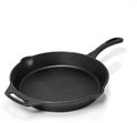 Zwarte gietijzeren pan met steel en oor-handgrepen, op witte achtergrond.
