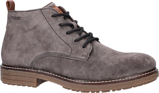 Grijze suède veterboot met zwarte veters en bruine lus aan de achterkant.