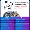 Illustratie van de DAB+ dongle aansluiting op de auto en vergelijking tussen DAB+ en FM signaaloverdracht.
