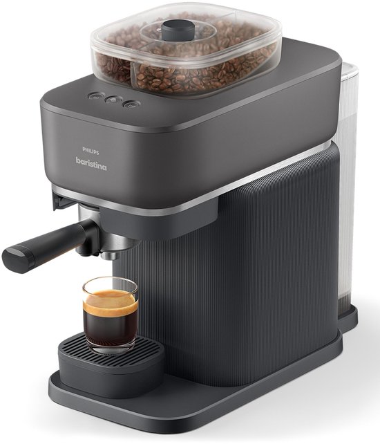 Zwarte Philips Baristina volautomatische espressomachine met een glas espresso.