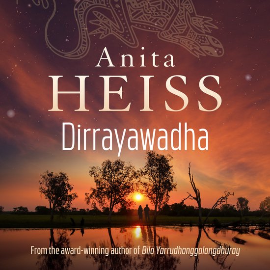 Boekcover van "Dirrayawadha" door Anita HEISS. Een zonsondergang boven een reflecterend water met silhouetten van bomen en drie personen.