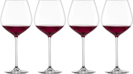 Quatre verres à vin Schott Zwiesel Fortissimo, remplis de vin rouge.