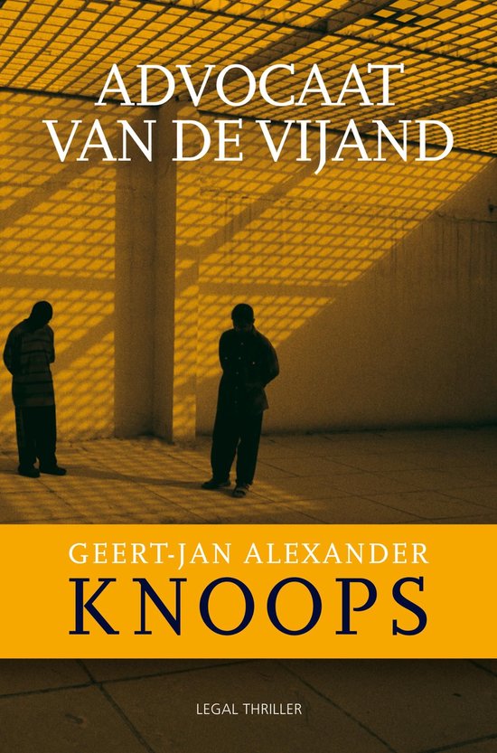 Boekomslag met de titel 'Advocaat van de vijand' en twee figuren in een cel.