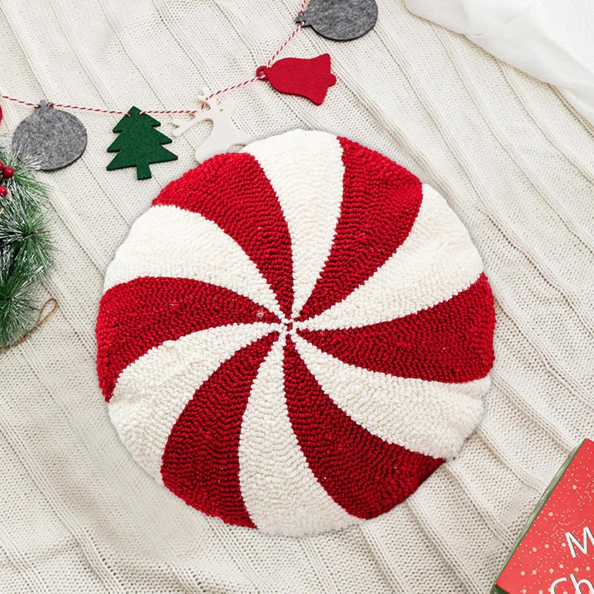 Kerst windmolen snoepkussen - Een rood rond kussen voor op de bank in de woonkamer - spiraalvormig lolly-ontwerp - Geschikt als kerstdecoratie voor op de bank en in de woonkamer ( Diameter 38 cm ) – foto 3