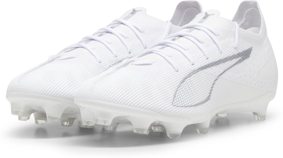 Puma Fußballschuhe Low Ultra 5 Pro FG/AG in wit met grijze details, ontworpen voor snelheid en grip op het veld.