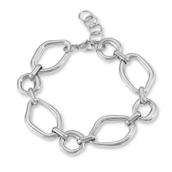 Bracelet à maillons argentés avec des maillons ovales et ronds irréguliers, sur fond blanc.
