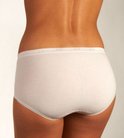 Achterkant van een witte midi-slip van katoen met een ingeweven tailleband en kantachtige beenopeningen.