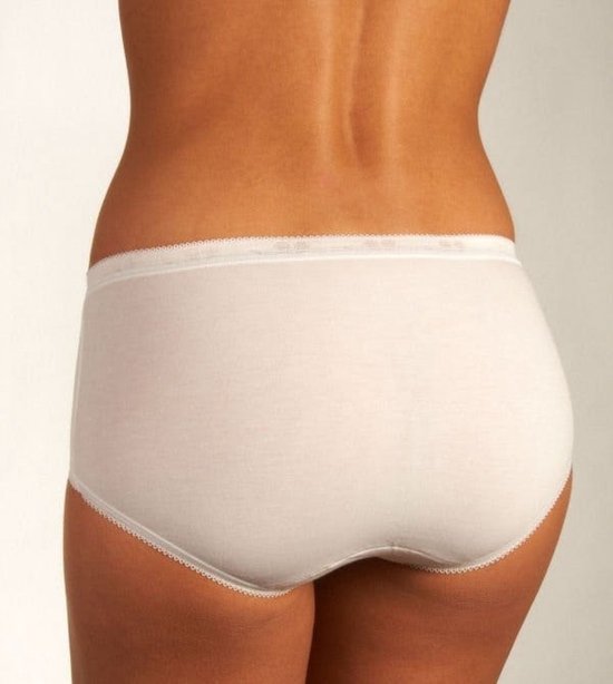 Achterkant van een witte midi-slip van katoen met een ingeweven tailleband en kantachtige beenopeningen.