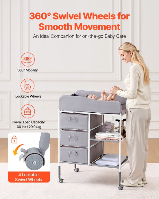 Grijze commode met 3 manden en 2 planken, voorzien van zwenkwielen. Een vrouw verzorgt een baby.