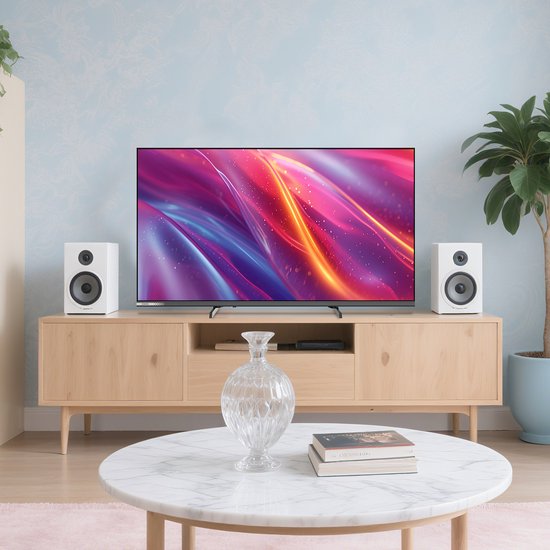 CHiQ TV met een kleurrijk abstracte achtergrond op een houten meubel.