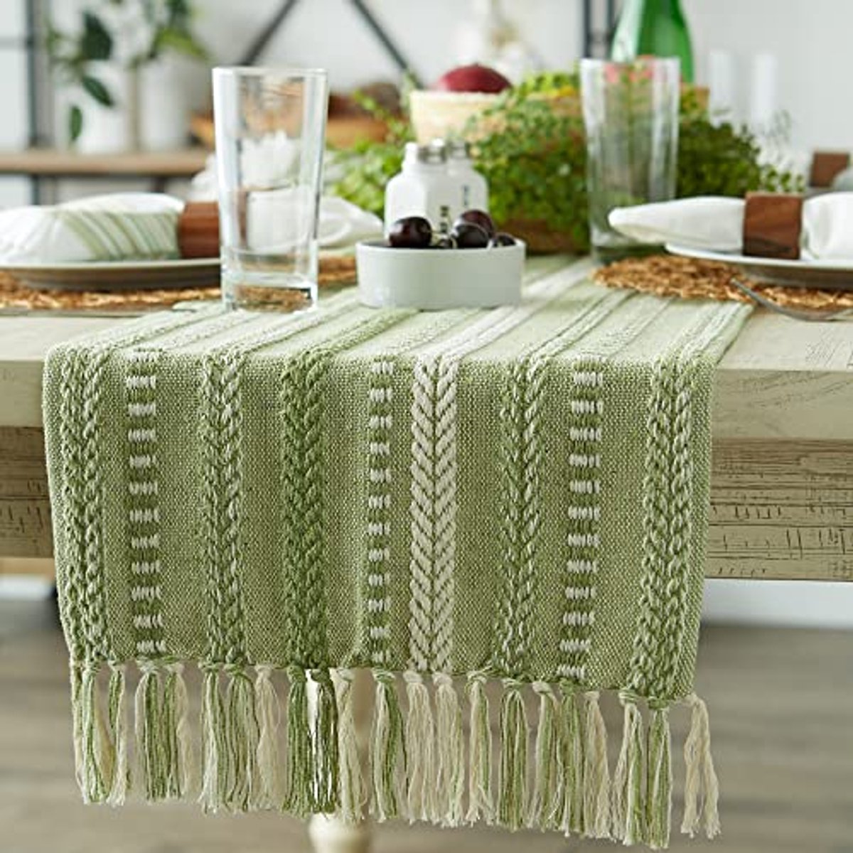 Gevlochten gestreepte tafelloper in antiek groen, 15x72 cm