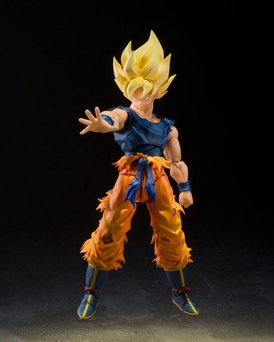 Super Saiyan Son Goku actiefiguur in een gevechtshouding met één hand uitgestrekt naar voren.