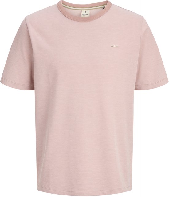 Een lichtroze T-shirt met korte mouwen en een ronde hals. Het shirt heeft een subtiel logo op de borst en een contrasterende bies aan de binnenkant van de hals.