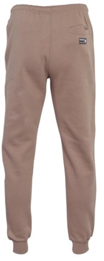 Achterkant van een taupe-grijze joggingbroek met een klein logo en een label.