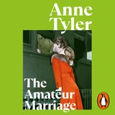 Een vrouw in een rode jas kust een soldaat die uit een treinraam leunt. De titel is 'The Amateur Marriage' door Anne Tyler.